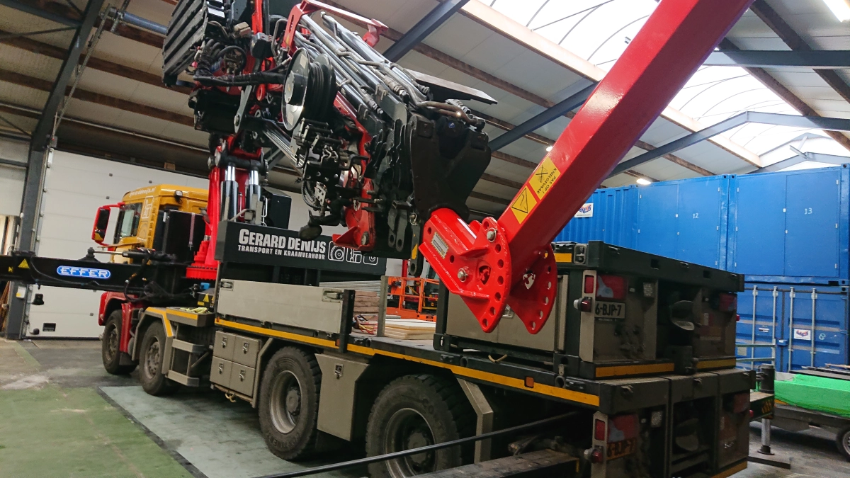 MAN - Vrachtwagen met zware autolaadkraan