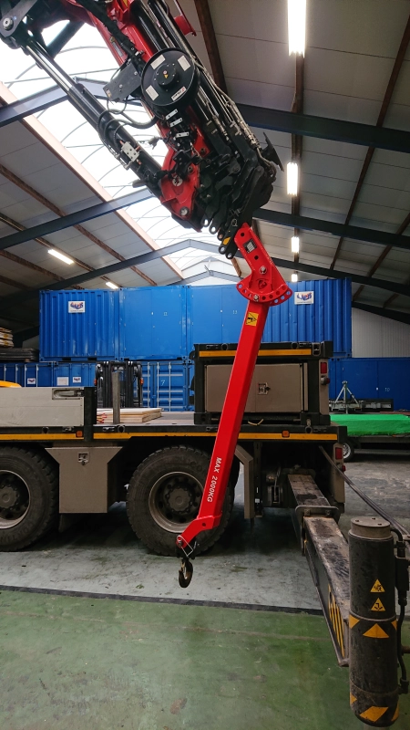 MAN - Vrachtwagen met zware autolaadkraan