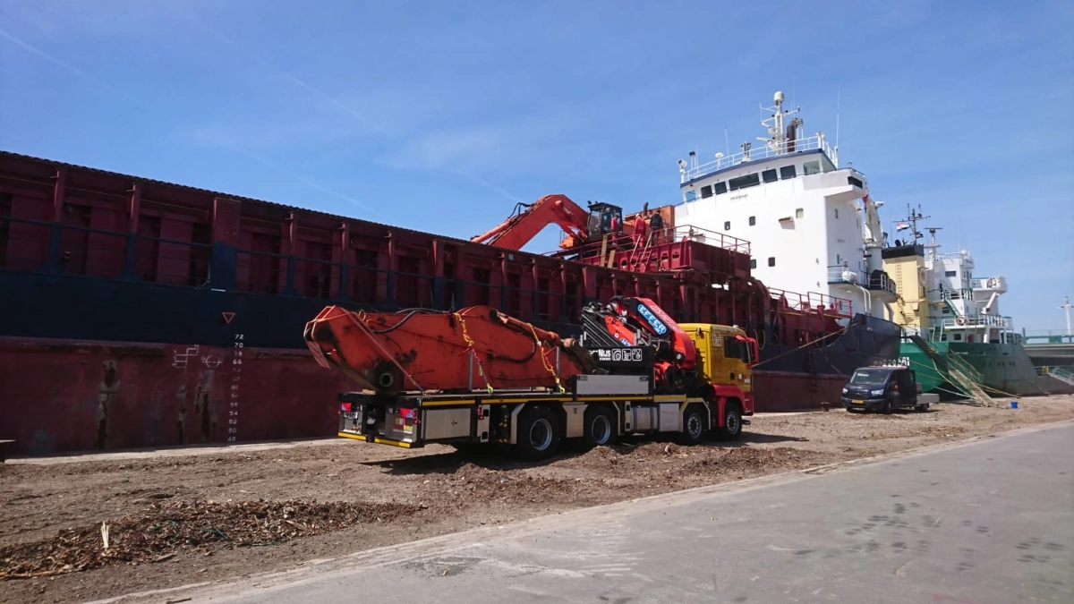 MAN - Vrachtwagen met zware autolaadkraan