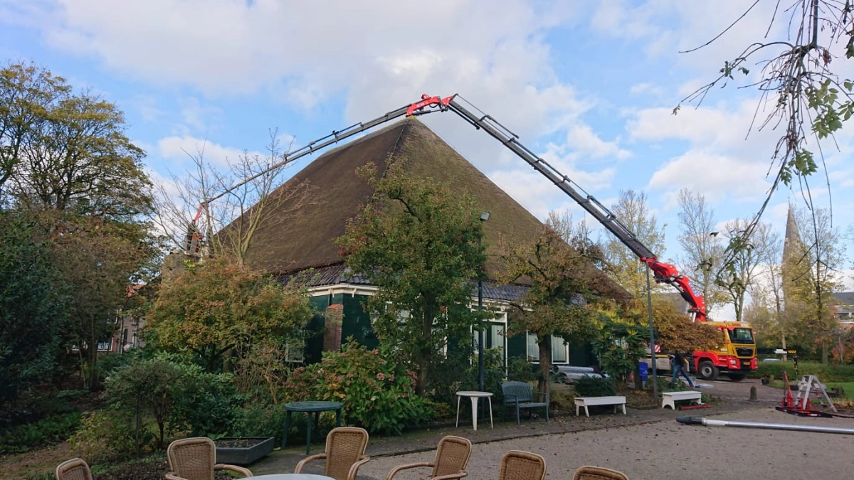 MAN - Vrachtwagen met zware autolaadkraan