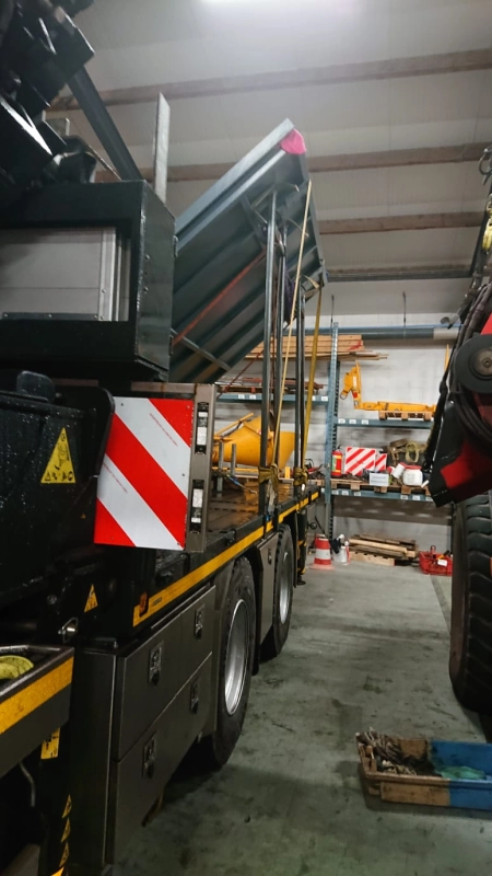 MAN - Vrachtwagen met zware autolaadkraan