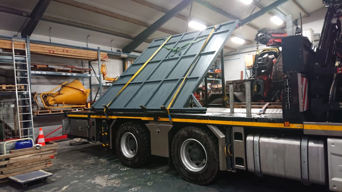 MAN - Vrachtwagen met zware autolaadkraan