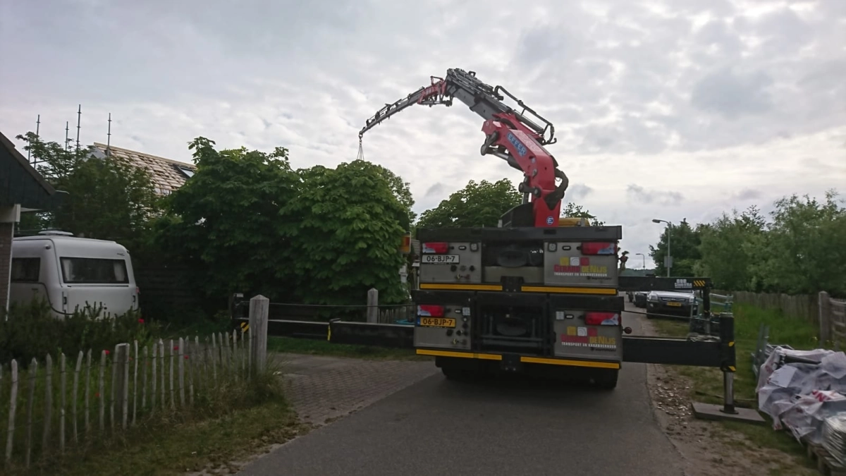 Boom uit tuin hijsen